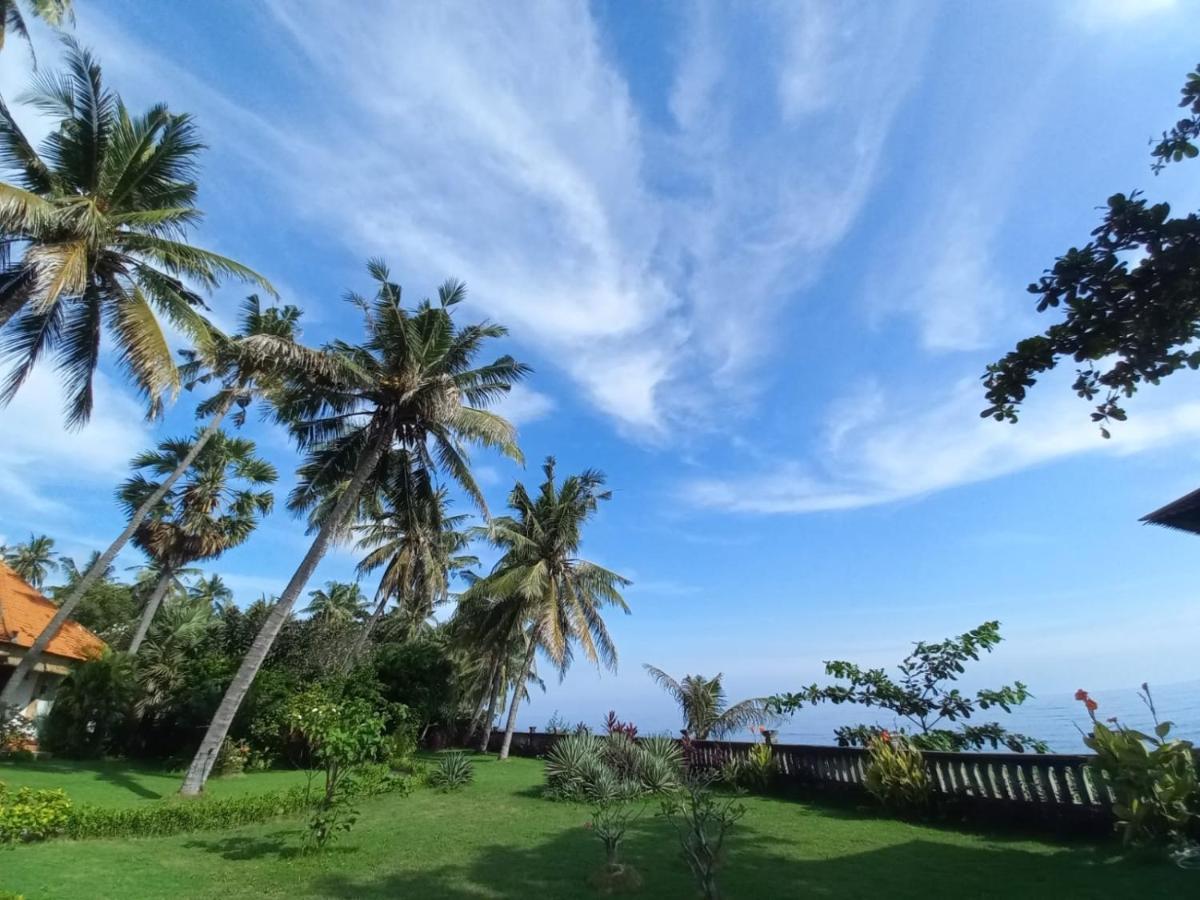 Bali North Beach B&B Tianyar Exterior photo