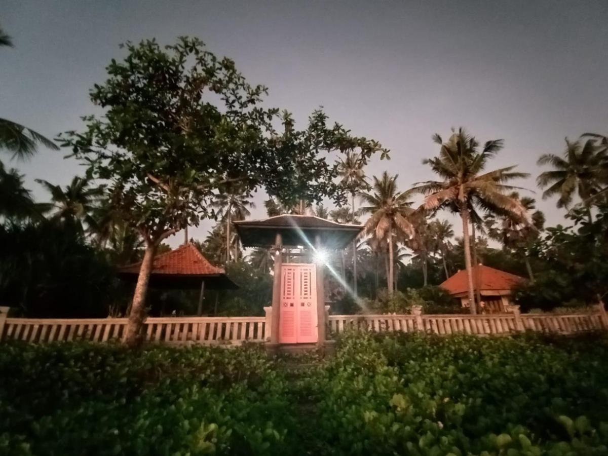 Bali North Beach B&B Tianyar Exterior photo