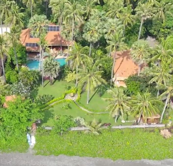 Bali North Beach B&B Tianyar Exterior photo